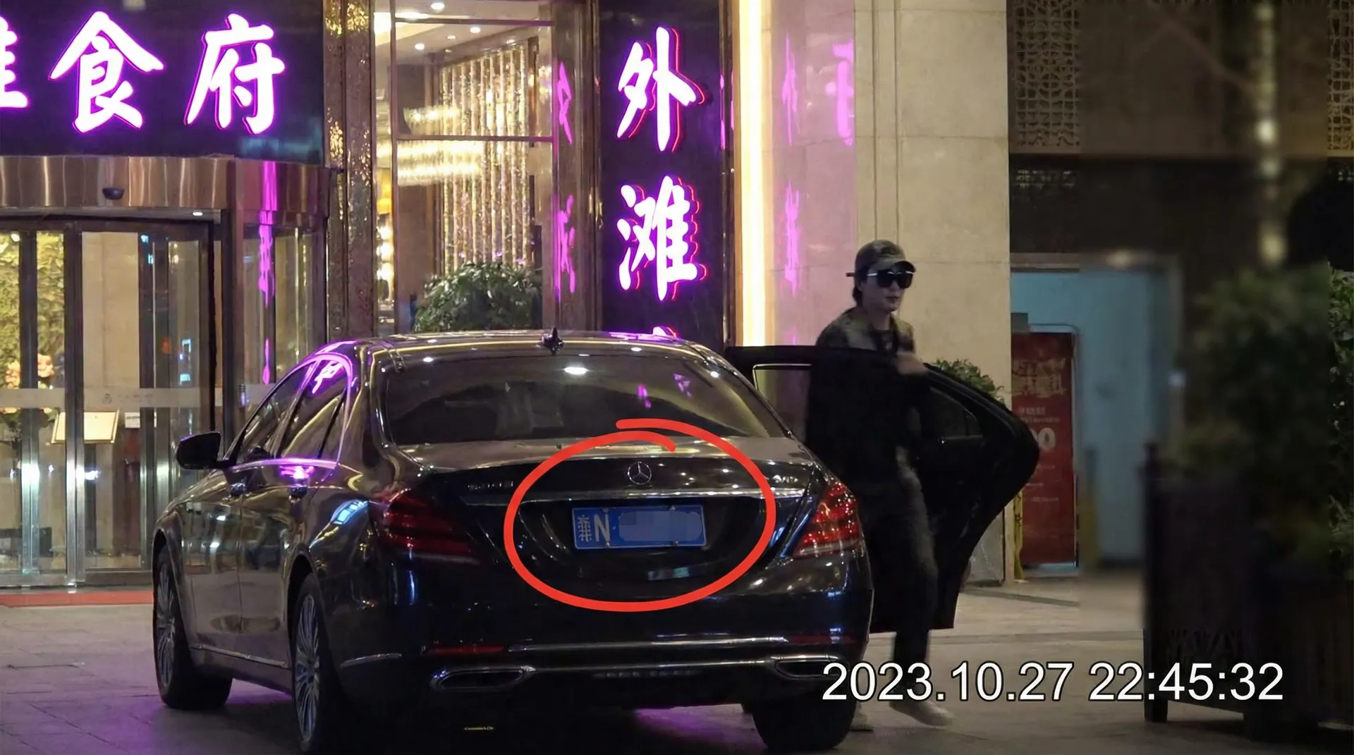 贝博体育官网平台 - 豪车餐厅外偷拍
